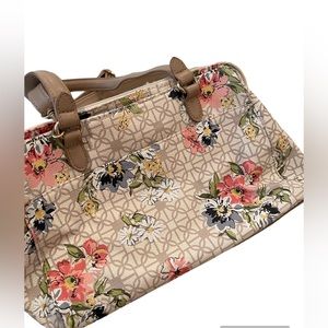 Unbranded handbag with very beautiful floral print.